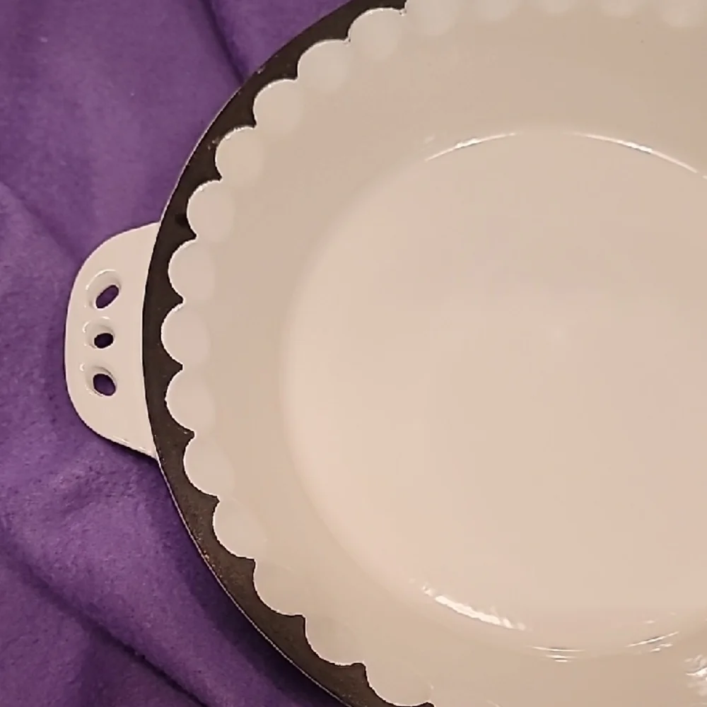 0704. Inspired Home ~ White Baked Enamel and Black Scalloped Pie/Quiche Dish ~